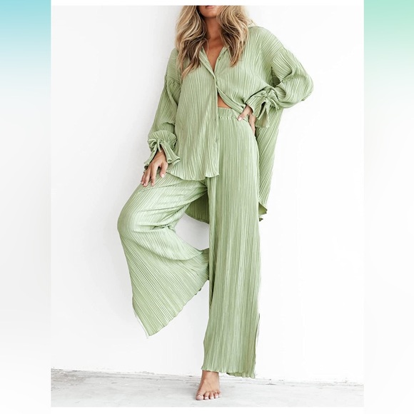Amazon Tops - NIB two piece Green set 💚💚